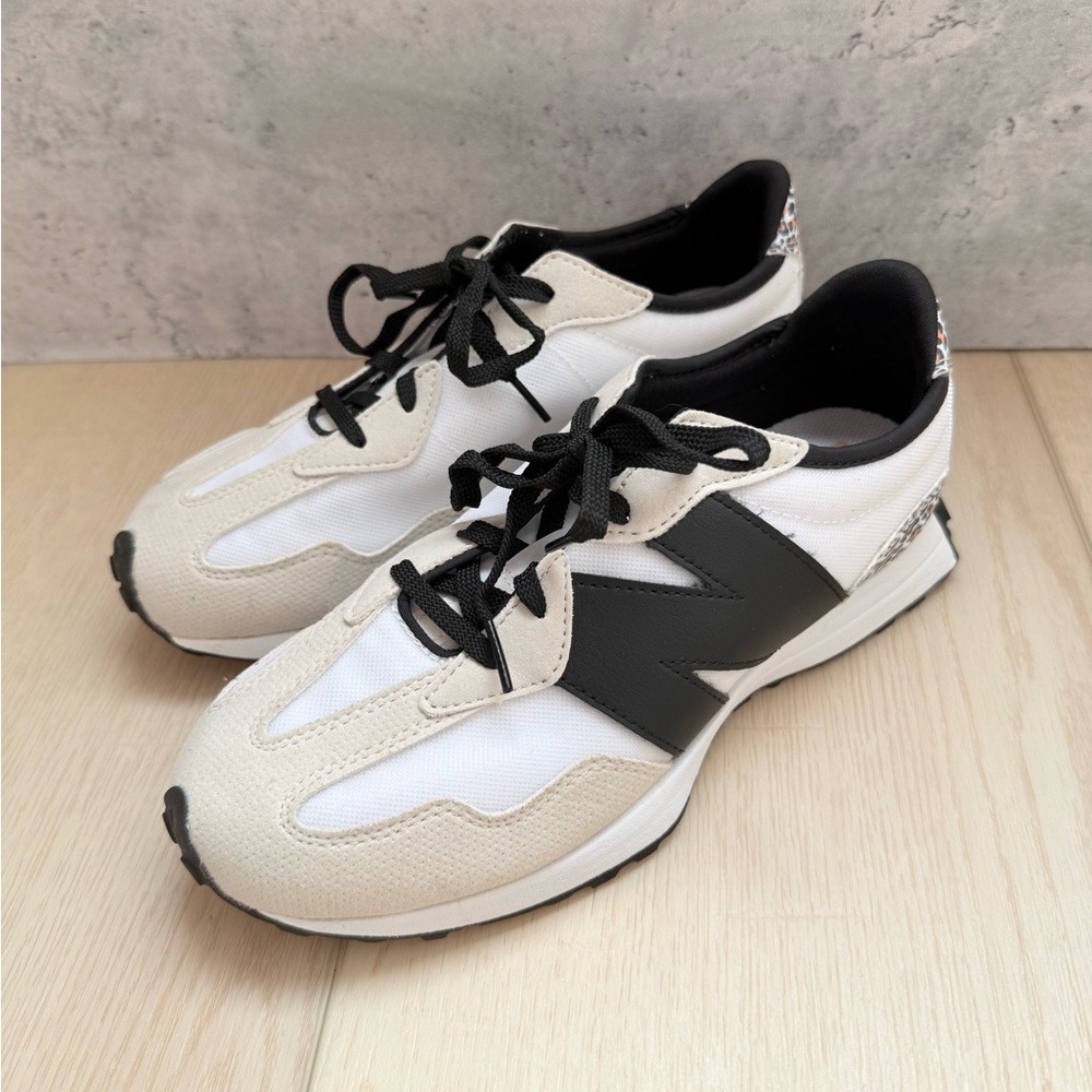New balance 327 white with leopard details